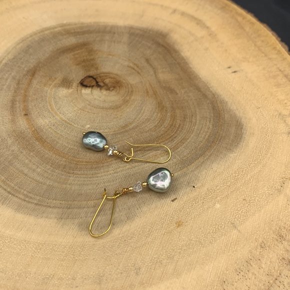 Tahitian coin pearl and Herkimer Diamond dangle earrings. Price is FIRM - Picture 8 of 8